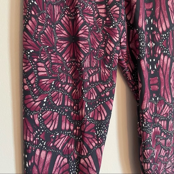 Liquido Butterfly Wings pattern Capri yoga leggings - Picture 2 of 2